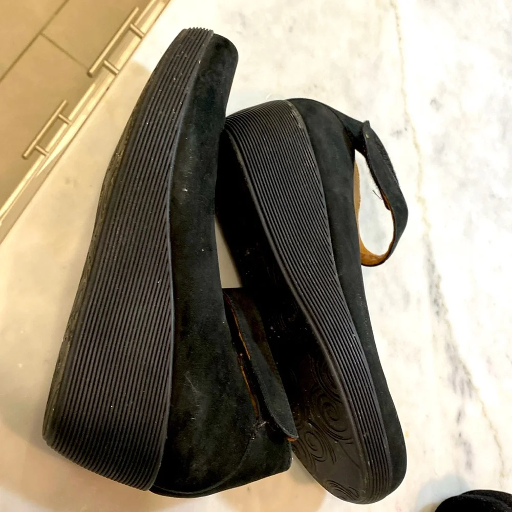 Clarks black closed toed shoes size 10 - Picture 9 of 10